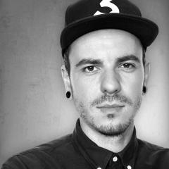 <p><strong>Filip Połoska, wsp&oacute;łzałożyciel kolektywu kreatywnego Nowy Ład</strong></p>

<p>Kolektyw kreatywny Nowy Ład realizuje niestandardowe projekty komunikacyjne łączące media, kulturę i marketing</p>

<p>Wcześniej Filip Połoska był redaktorem naczelnym Noizz.pl i odpowiadał za strategię treści oraz rozw&oacute;j serwisu na rynkach międzynarodowych. Doświadczenie zdobywał r&oacute;wnież w Gazeta.pl, gdzie zajmował stanowiska związane z zarządzaniem treściami i strategią redakcyjną.</p>

<p>Specjalizuje się w tworzeniu projekt&oacute;w na styku komunikacji marek i wsp&oacute;łczesnej kultury internetowej. Łączy kompetencje dziennikarskie z myśleniem strategicznym o narracji brand&oacute;w. W Nowym Ładzie rozwija formaty, kt&oacute;re wychodzą poza tradycyjne ramy kampanii reklamowych. To między innymi dzięki jego działaniom marka Plush stała się liderem TikToka wśr&oacute;d telekom&oacute;w.</p>
