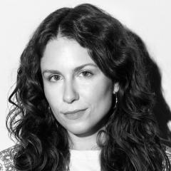 <p><strong>Aleksandra Karkosa-Tomczak, producer &amp; production manager, F25 Production House</strong></p>

<p>Aleksandra Karkosa-Tomczak od trzynastu lat związana jest z branżą reklamową, telewizyjną i mediową. Pracuje przy produkcjach komercyjnych, kampaniach reklamowych i projektach branded content, łącząc myślenie strategiczne z praktycznym podejściem do pracy na planie. Od 2023 roku związana z F25 Production House.</p>

<p>Wsp&oacute;łtworzyła i nadzorowała produkcje m.in. dla OLX, H&amp;M, YES, Betclic, Orlen, Pepsi, Mastercard, Żabka, Electrolux, Adidas, BNP Paribas, Rocket Jobs, Delio, Belvedere, Converse. Poza realizacją projekt&oacute;w aktywnie działa na rzecz poprawy warunk&oacute;w pracy w branży produkcyjnej, stawiając na jasne zasady, partnerskie relacje i dobrą organizację pracy.</p>

<p>W 2024 roku otrzymała wyr&oacute;żnienie w kategorii Kierowniczka Produkcji Roku w konkursie Crafty, a w 2025 roku zajęła 3. miejsce w kategorii Young w konkursie AD/Woman.</p>
