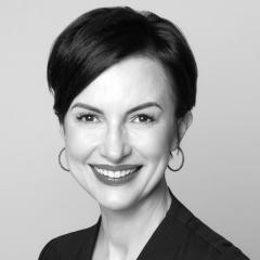 <p><strong>Ewa G&oacute;ralska, managing director, MullenLowe Media (wcześniej Mediahub)&nbsp;</strong></p>

<p>Od lat jest jedną z kluczowych postaci na polskim rynku agencji mediowych. W MullenLowe Media kieruje zespołem specjalist&oacute;w odpowiadającym za strategie mediowe i efektywność komunikacji dla kluczowych marek.&nbsp;</p>

<p>Często jest zapraszana do udziału w wydarzeniach branżowych oraz konkursach jako ekspertka i jurorka, co świadczy o jej rozległym doświadczeniu i uznaniu, jakim się cieszy w środowisku reklamowym.&nbsp;</p>

<p>Wcześniej była zaangażowana w rozw&oacute;j firmy w strukturach holdingu IPG, a od momentu rebrandingu Mediahubu na MullenLowe Media konsekwentnie rozwija ofertę strategiczną i operacyjną agencji.&nbsp;</p>

<p>Pod jej przewodnictwem agencja odnotowuje sukcesy w prestiżowych konkursach branżowych, zdobywając m.in. nagrody w kategoriach Effie, Innovation czy Mixx Awards i tytuł Agencji Roku w rankingach Performance Marketing Diamonds EU 2025.</p>
