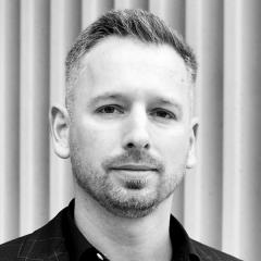 <p><strong>Szymon Szymański, CMO/CGO XTB</strong></p>

<p>Marketer, kt&oacute;ry od lat skutecznie łączy świat komunikacji z technologią i danymi. Do firmy dołączył w 2019 roku, a dziś odpowiada za globalny marketing i wzrost biznesu, wspierając ekspansję marki na rynkach Europy, Ameryki Południowej i Azji.</p>

<p>Nominowany za przejęcie odpowiedzialności za globalną komunikację i realizację największej w historii firmy międzynarodowej kampanii marketingowej, kt&oacute;ra zdobyła uznanie zar&oacute;wno w Polsce, jak i w Europie. Pod jego kierownictwem XTB dynamicznie zwiększa bazę klient&oacute;w, jednocześnie optymalizując koszty ich pozyskania, co potwierdza skuteczność prowadzonych działań. Wyr&oacute;żnia się innowacyjnym podejściem do marketingu usług finansowych &ndash; łączy edukację inwestycyjną z masową komunikacją, czyniąc temat finans&oacute;w bardziej przystępnym i angażującym.</p>
