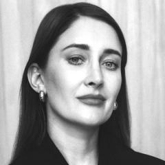 <p><strong>Kamila Kończak, właścicielka agencji, CEO, Lepont</strong></p>

<p>Wsp&oacute;łtworzyła Lepont z myślą o integracji strategii, komunikacji i kreacji dla marek premium. Agencja szybko zbudowała pozycję w segmencie lifestyle, fashion i marek luksusowych, realizując projekty komunikacyjne o międzynarodowym zasięgu.</p>

<p>Wcześniej Kamila Kończak pełniła funkcję brand communications director w Big Picture, gdzie odpowiadała za duże kampanie wizerunkowe. Jej doświadczenie obejmuje prowadzenie komunikacji dla globalnych brand&oacute;w oraz budowanie długofalowych narracji marek.</p>

<p>W pracy stawia na sp&oacute;jność wizerunku i precyzyjne dopasowanie strategii do kontekstu kulturowego. Rozwija Lepont jako butikową agencję oferującą wysoki poziom doradztwa strategicznego.&nbsp;</p>
