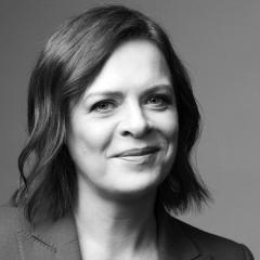 <p><strong>Anna Marciniak, dyrektorka ds. komunikacji Mastercard</strong></p>

<p>Jedna z najbardziej doświadczonych liderek komunikacji korporacyjnej w Polsce, od ponad dekady konsekwentnie budująca wizerunek globalnej marki na rynku lokalnym.</p>

<p>Nominowana za długofalowe i wszechstronne prowadzenie komunikacji opartej na realnej wartości, faktach i sp&oacute;jnym łączeniu działań PR oraz marketingu. Pod jej kierownictwem Mastercard realizuje projekty, kt&oacute;re nie tylko zdobywają uznanie branży, lecz także przekładają złożone tematy technologiczne i biznesowe na angażujące, zrozumiałe historie &ndash; jak nagradzane międzynarodowo kampanie czy inicjatywy wspierające wsp&oacute;łpracę i rozw&oacute;j przedsiębiorczości.</p>
