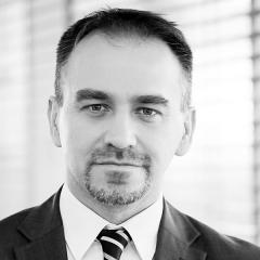 <p><strong>Mariusz Wawer, dyrektor ds. relacji rządowych i ESG 3M</strong></p>

<p>Ekspert w strategicznej komunikacji publicznej i zr&oacute;wnoważonym rozwoju odpowiadający za działania ESG i public affairs w Polsce i Europie Centralnej. Ceniony za umiejętność prowadzenia dialogu z administracją, biznesem i społecznościami lokalnymi, aktywnie kształtuje standardy odpowiedzialnego biznesu w sektorze.</p>

<p>Nominowany za skuteczne wzmacnianie pozycji 3M w debacie o innowacjach, regulacjach gospodarczych i zr&oacute;wnoważonym rozwoju oraz za łączenie kompetencji komunikacyjnych z działaniami public affairs i ESG. Wawer wyr&oacute;żnia się prowadzeniem otwartego i merytorycznego dialogu z kluczowymi interesariuszami i aktywnym angażowaniem się w rozw&oacute;j standard&oacute;w odpowiedzialnego biznesu, w tym poprzez działalność w Komitecie ds. Zr&oacute;wnoważonego Rozwoju przy Amerykańskiej Izbie Handlowej i Radzie Programowej UN Global Compact.</p>
