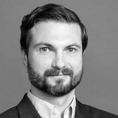 <p><strong>Michał Arament, dyrektor marketingu McDonald&rsquo;s Polska</strong></p>

<p>To jeden z najbardziej wpływowych marketer&oacute;w na polskim rynku. Z marką związany od 2020 roku, od 2022 roku jako CMO odpowiada za strategię komunikacyjną i rozw&oacute;j wizerunku, konsekwentnie budując jej silną, nowoczesną pozycję w kulturze popularnej.</p>

<p>Nominowany za wybitne połączenie kreatywności z efektywnością biznesową. Pod jego kierownictwem McDonald&rsquo;s realizuje jedne z najgłośniejszych i najbardziej angażujących kampanii w Polsce &ndash; od odważnych wsp&oacute;łprac z tw&oacute;rcami, po innowacyjne doświadczenia konsumenckie, kt&oacute;re wyznaczają trendy w branży. Efektem są nie tylko spektakularne wyniki sprzedażowe i wzrost udział&oacute;w rynkowych, ale także bezprecedensowe sukcesy nagrodowe, w tym historyczny Złoty Lew w Cannes.</p>
