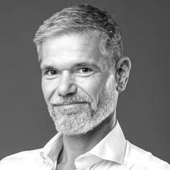 <p><strong>Szymon Kukanow, managing partner &amp; chief strategy officer, PHD Media Direction Poland&nbsp;</strong></p>

<p>Sprawuje nadz&oacute;r nad kluczowymi procesami strategicznymi agencji, koncentrującej się na strategicznym planowaniu i zakupie medi&oacute;w z wykorzystaniem danych, technologii i innowacyjnego podejścia. Agencja jest partnerem biznesowym dla klient&oacute;w w obszarze medi&oacute;w, digitalu i komunikacji. Łączy kreatywność z analityką, tworząc strategie mediowe, kt&oacute;re wspierają dynamiczny rozw&oacute;j marek na rynku.&nbsp;</p>

<p>Szymon Kukanow ma ponad 20-letnie doświadczenie w branży mediowej i reklamowej. Jest propagatorem ważnych trend&oacute;w rozwojowych branży, m.in. nowoczesnych form strategii opartej na danych, a także wsp&oacute;łtw&oacute;rcą Ascension &ndash; generatywnej publikacji, kompleksowo badającej wpływ sztucznej inteligencji na branżę marketingową.&nbsp;<br />
W 2025 roku PHD Media Direction Poland otrzymała wyr&oacute;żnienie Sukces Roku w dorocznym raporcie &bdquo;Panorama Reklamy&rdquo; dwumiesięcznika &bdquo;Press&rdquo;.</p>
