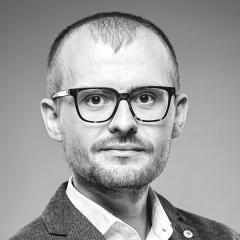 <p><strong>Piotr Rutkowski, rzecznik prasowy i dyrektor ds. relacji z mediami mBanku</strong></p>

<p>Doświadczony specjalista komunikacji, od 16 lat wsp&oacute;łtworzący wizerunek jednej z najbardziej innowacyjnych instytucji finansowych w Polsce. Ceniony za profesjonalizm i transparentność, skutecznie prowadzi komunikację w wymagających i kryzysowych sytuacjach.</p>

<p>Nominowany za konsekwentne budowanie przejrzystego dialogu z mediami, klientami i opinią publiczną w sektorze bankowym, funkcjonującym pod silną presją regulacyjną i reputacyjną. Pod jego kierownictwem mBank umiejętnie łączy odpowiedzialność instytucji finansowej z nowoczesnym podejściem do komunikacji, tłumacząc złożone procesy finansowe w spos&oacute;b zrozumiały i angażujący.</p>
