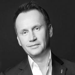 <p><strong>Tomasz Alberski, managing partner, K+ Group</strong></p>

<p>Pod jego kierownictwem zintegrowana grupa komunikacyjna, działająca w obszarach public relations, digitalu, employer brandingu i influencer marketingu, od początku istnienia rozwija kompleksowe strategie wizerunkowe i reputacyjne dla klient&oacute;w z sektor&oacute;w e-commerce, FMCG oraz nowych technologii. W jej skład wchodzi obecnie osiem podmiot&oacute;w, specjalizujących się m.in. w employer brandingu, zakupie medi&oacute;w, kreacji graficznej czy e-commerce.&nbsp;</p>

<p>Tomasz Alberski odpowiada za rozw&oacute;j usług konsultacyjnych oraz łączenie kompetencji PR i performance w ramach zintegrowanych projekt&oacute;w komunikacyjnych. Od lat stawia na model wsp&oacute;łpracy oparty na danych i mierzalnych efektach biznesowych, co pozwala K+ Group rozwijać ofertę wykraczającą poza klasyczne działania wizerunkowe. Wspiera także rozw&oacute;j kompetencji zespoł&oacute;w w obszarach content marketingu i komunikacji kryzysowej. Jest zwolennikiem podejścia, w kt&oacute;rym PR staje się narzędziem realnego wpływu na wyniki biznesowe marek.</p>

<p>Przed rozpoczęciem pracy w PR był doradcą prezesa Rady Ministr&oacute;w.</p>
