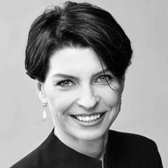 <p><strong>Anna Putts, dyrektorka marketingu CEE Netflix</strong></p>

<p>Jedna z kluczowych postaci stojących za sukcesem platformy w Europie Środkowo-Wschodniej. Z marketingiem związana od blisko dw&oacute;ch dekad, doświadczenie zdobywała m.in. w HBO Max, ITI Neovision, Samsung Electronics oraz UPC. Od 2022 roku odpowiada za strategię marketingową Netflixa w regionie &ndash; trafiła do firmy w kluczowym momencie intensywnego rozwoju lokalnych produkcji.</p>

<p>Nominowana za skuteczne łączenie globalnej siły marki z lokalną wrażliwością kulturową oraz utrzymanie pozycji lidera w warunkach rosnącej konkurencji. Pod jej kierownictwem Netflix nie tylko konsekwentnie buduje swoją dominację rynkową, lecz także tworzy kampanie i wydarzenia, kt&oacute;re angażują widz&oacute;w i wzmacniają znaczenie lokalnych treści. Dzięki jej strategii produkcje takie jak "1670" zdobywają popularność zar&oacute;wno w Polsce, jak i za granicą, a działania marketingowe &ndash; od kreatywnych premier po niestandardowe eventy &ndash; stają się istotnym elementem kultury rozrywki.</p>
