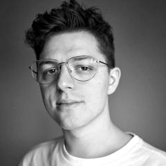 <p><strong>Jan Dybus, creative and business development lead, director, Papaya Films</strong></p>

<p>Należy do czoł&oacute;wki wsp&oacute;łczesnych tw&oacute;rc&oacute;w kreatywnych, łącząc zrozumienie ponadczasowych narracji filmowych z wyczuciem nowoczesnych, zwięzłych format&oacute;w.</p>

<p>Absolwent Westminster School of Media Arts and Design w Londynie. Jego droga zawodowa jest bogata w r&oacute;żnorodne doświadczenia kulturowe obejmujące wsp&oacute;łpracę z amerykańskimi, brytyjskimi i polskimi tw&oacute;rcami.</p>

<p>W portfolio reżyserskim ma przełomowe w formie miniseriale &bdquo;Wilk 1&rdquo; i &bdquo;Wilk 2&rdquo;, zrealizowane we wsp&oacute;łpracy z Canal+. Reżyserował także teledyski dla czołowych polskich artyst&oacute;w muzycznych oraz reklamy dla wiodących polskich i międzynarodowych marek: G2A, Modivo, Rossmann, Sexed, Samsung i McDonald&rsquo;s. Jego praca przyniosła mu nominację do nagrody Shots EMEA 2023 w kategorii new director of the year.\</p>

<p>W jego dorobku są r&oacute;wnież pełnometrażowy film dokumentalny o Jakubie Błaszczykowskim &bdquo;Kuba&rdquo; (Amazon Prime Video, 2024) i serial &bdquo;Grzegorz Krychowiak: Krok od szczytu&rdquo; (SkyShowtime, 2025).</p>
