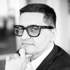 <p>&nbsp;<strong>Sławomir Stępniewski &ndash;&nbsp;</strong><strong>CEO Dentsu Aegis Network Poland &amp; Eastern</strong></p>

<p>Od listopada 2014 roku odpowiada nie tylko za Polskę, ale też za rozw&oacute;j i akwizycje w krajach Europy Wschodniej (Litwa, Łotwa, Estonia, Czechy, Słowacja, Węgry, Rumunia i Bułgaria). Został także członkiem globalnego zarządu sieci Isobar. Sławomir Stępniewski jest szefem najpotężniejszej, ponad 600-osobowej, grupy komunikacyjnej w kraju, kt&oacute;ra powstała dzięki wprowadzaniu w życie jego niestandardowych pomysł&oacute;w na biznes. Autor najbardziej spektakularnych akwizycji &ndash; takich jak ubiegłoroczne przejęcie Socializera i Lubię To! Wiele lat temu rozkręcił sw&oacute;j projekt reklamowy &ndash; agencję Hypermedia, kt&oacute;ra szybko stała się wiodącą agencją interaktywną na polskim rynku. Kupiona najpierw przez Aegis Media, weszła potem w skład sieci Dentsu. Mimo zmian właścicielskich Sławomir Stępniewski pozostał liderem grupy.</p>
