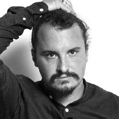 <p><strong>Sebastian Jurczek, executive producer, Papaya Films</strong></p>

<p>Od 20 lat rozwija się razem z branżą, reagując na zmiany i nowe standardy zr&oacute;wnoważonego rozwoju. Jako executive producer nadzoruje projekty produkcyjne, buduje relacje z klientami i podwykonawcami, wdraża rozwiązania ESG. Ceniony za konkretne podejście, szybkość w znajdowaniu rozwiązań, spryt w działaniu.</p>

<p>Realizował projekty zar&oacute;wno dla największych globalnych marek z dużymi budżetami, jak i dla fundacji działających przy ograniczonych środkach. Prowadził produkcje z międzynarodowymi zespołami i klientami w Los Angeles, RPA, na Madagaskarze i w Nowej Zelandii &ndash; ale też w polskich g&oacute;rach z udziałem GOPR. Produkował teledyski dla czołowych polskich i zagranicznych artyst&oacute;w.</p>

<p>Wsp&oacute;łtw&oacute;rca Papaya New Directors &ndash; programu wspierającego młodych tw&oacute;rc&oacute;w stawiających pierwsze kroki w branży reklamowej.</p>

<p>Produkcje, w kt&oacute;re był zaangażowany, wielokrotnie zdobywały najważniejsze polskie i światowe nagrody &ndash; od kilkudziesięciu mieczy KTR i dziesięciu tytuł&oacute;w Domu Produkcyjnego Roku dla Papaya Films, przez statuetki Effie i cztery nagrody Shots, po Gerety Awards (w tym tytuł CEE Production Company of the Year dla Papaya Films) oraz cztery Lwy na Cannes Lions w 2025 roku.</p>
