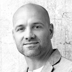 <p><strong>Kamil Wiszowaty,&nbsp;Chief Business Officer &amp; Managing Partner Group One</strong></p>

<p>Z Group One związany jest od 17 lat. W listopadzie 2008 roku objął stanowisko dyrektora zarządzającego Value Media. Od 2015 roku, jako CEO Group One Media, stoi na czele wszystkich sp&oacute;łek mediowych grupy, z sukcesem kreując ich rozw&oacute;j i ideę &bdquo;one team&rdquo;. Był r&oacute;wnież odpowiedzialny za stworzenie sp&oacute;łki TechNest, jednego z trzech globalnych hub&oacute;w marketingowo-technologicznych grupy Serviceplan, mniejszościowego udziałowca Group One. Pełni w niej funkcję wiceprezesa.&nbsp;</p>

<p>Jego zaangażowanie w branżowe konkursy Effie i MIXX Awards dodatkowo potwierdza, że cieszy się on w środowisku reklamowym ogromnym autorytetem.&nbsp;</p>

<p>Rok 2025 był udany dla Value Media, kt&oacute;ra ponownie została doceniona w &bdquo;Panoramie Reklamy&rdquo; dwumiesięcznika &bdquo;Press&rdquo;.</p>
