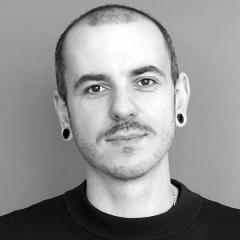 <p><strong>Filip Połoska, wsp&oacute;łzałożyciel kolektywu kreatywnego Nowy Ład</strong></p>

<p>Kolektyw kreatywny Nowy Ład realizuje niestandardowe projekty komunikacyjne łączące media, kulturę i marketing</p>

<p>Wcześniej Filip Połoska był redaktorem naczelnym Noizz.pl i odpowiadał za strategię treści oraz rozw&oacute;j serwisu na rynkach międzynarodowych. Doświadczenie zdobywał r&oacute;wnież w Gazeta.pl, gdzie zajmował stanowiska związane z zarządzaniem treściami i strategią redakcyjną.</p>

<p>Specjalizuje się w tworzeniu projekt&oacute;w na styku komunikacji marek i wsp&oacute;łczesnej kultury internetowej. Łączy kompetencje dziennikarskie z myśleniem strategicznym o narracji brand&oacute;w. W Nowym Ładzie rozwija formaty, kt&oacute;re wychodzą poza tradycyjne ramy kampanii reklamowych. To między innymi dzięki jego działaniom marka Plush stała się liderem TikToka wśr&oacute;d telekom&oacute;w.</p>
